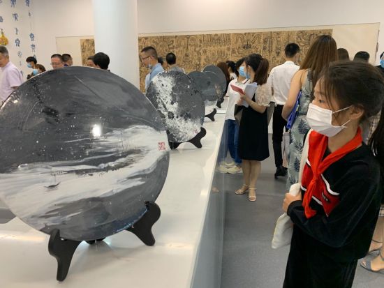 活性炭画《浏阳河印象》。 活性炭画《浏阳河印象》。